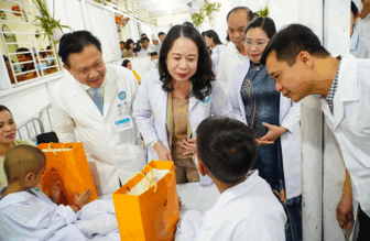 លោក​ស្រី វ៉ធី​អាញ់​ស្វឹង អនុ​ប្រ​ធាន​រដ្ឋ ចូល​រួម​សប្បាយ​ក្នុង​ពិធី​បុណ្យ​សែន​ព្រះ​ខែ​ជា​មួយ​កុមារ​នៅ​កឹង​ធើ