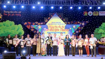 Lãnh đạo TP Cần Thơ vui Tết Trung thu cùng thiếu nhi có hoàn cảnh khó khăn