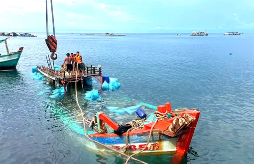 Cà Mau: Cứu hộ 2 tàu gặp nạn trên biển