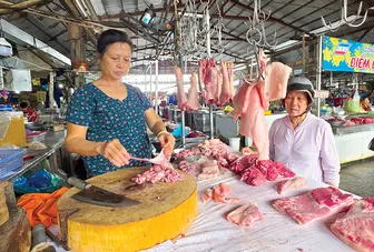 Nguồn cung dồi dào, giá heo hơi và thịt heo giảm