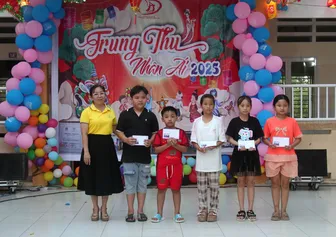 Hơn 700 phần quà Trung thu tặng thiếu nhi Trường Tiểu học Thới An Đông 1