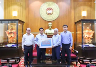 Cần Thơ trao 2,5 tỉ đồng ủng hộ đồng bào các tỉnh, thành phố khắc phục hậu quả bão số 10