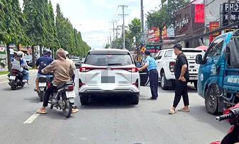 Dừng xe giữa đường cản trở giao thông