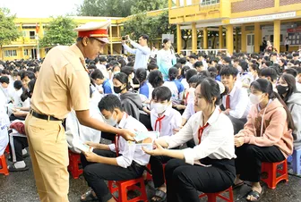 Đẩy mạnh các biện pháp an toàn giao thông trước cổng trường