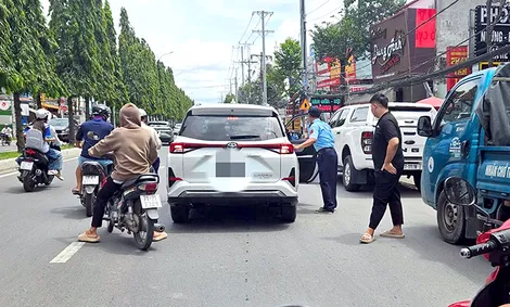Dừng xe giữa đường cản trở giao thông