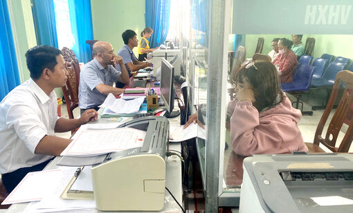 មាមីងខ្មែរមានក្តីរីករាយពេលមកធ្វើសំណុំបែបបទរដ្ឋបាលនៅឃុំថ្មី មាមីងខ្មែរមានក្តីរីករាយពេលមកធ្វើសំណុំបែបបទរដ្ឋបាលនៅឃុំថ្មី