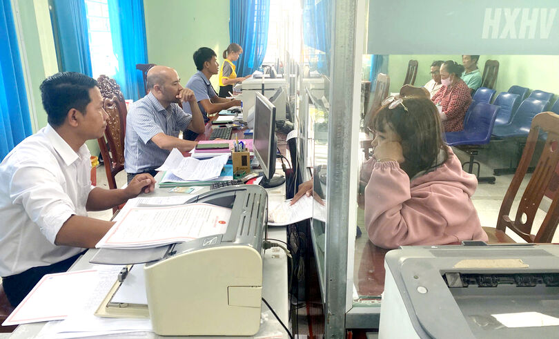 មា​មីង​ខ្មែរ​មាន​ក្តី​រីក​រាយ​ពេល​មក​ធ្វើ​សំ​ណុំ​បែប​បទ​រដ្ឋ​បាល​នៅ​ឃុំ​ថ្មី​