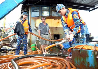 Cà Mau: 2 tàu cá buôn lậu gần 90.000 lít dầu