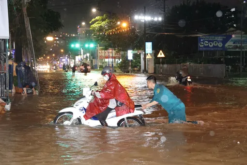 Triều cường đạt đỉnh 2,25m, gây ngập sâu vùng trũng thấp Triều cường đạt đỉnh 2,25m, gây ngập sâu vùng trũng thấp