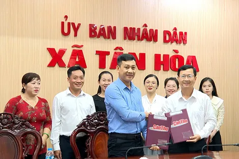 Ký kết hợp tác tuyên truyền giữa Báo và Phát thanh, Truyền hình Cần Thơ với UBND xã Tân Hòa