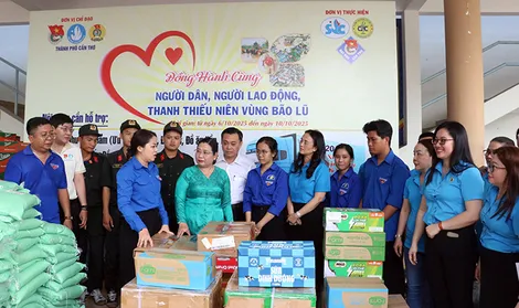 “Chuyến xe nghĩa tình TP Cần Thơ” hỗ trợ đồng bào vùng bão lũ Hà Tĩnh