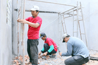 បំ​បាត់​ផ្ទះ​បណ្ដោះ​អា​សន្ន ផ្ទះ​ទ្រុឌ​ទ្រោម ជា​ដំ​ណើរ​ដ៏​កក់​ក្ដៅ​នៃ​គុណ​ធម៌​បក្ស មនោ​សញ្ចេត​នាប្រ​ជា​ជន