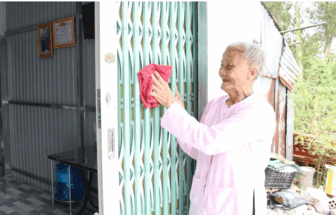 បំ​បាត់​ផ្ទះ​បណ្ដោះ​អា​សន្ន ផ្ទះ​ទ្រុឌ​ទ្រោម ជា​ដំ​ណើរ​ដ៏​កក់​ក្ដៅ​នៃ​គុណ​ធម៌​បក្ស មនោ​សញ្ចេត​នា​ប្រ​ជា​ជន