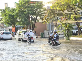 Triều cường đang xuống dần, nhưng công tác đảm bảo an toàn cho người dân vẫn tiếp tục thực hiện