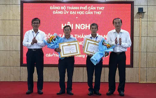 Đảng bộ Đại học Cần Thơ: Kết nạp 125 đảng viên mới