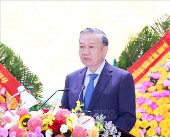 Party chief attends ceremony marking 80th traditional day of Military Region 4’s armed forces
