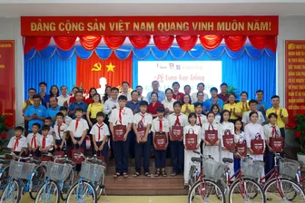 Agribank Chi nhánh Phú Nhuận trao học bổng "Gieo mầm tri thức"