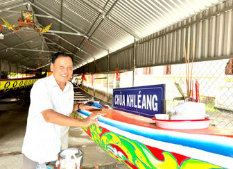 អ្នក​ជក់​ចិត្ត​ដិត​អា​រម្មណ៍​នឹង​ទូក​-ង