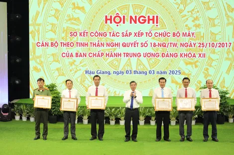 Tự nguyện nghỉ hưu trước tuổi<br>Khẳng định hành động hy sinh thầm lặng vì đại cuộc