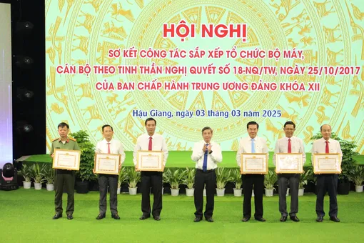 Tự nguyện nghỉ hưu trước tuổi<br>Khẳng định hành động hy sinh thầm lặng vì đại cuộc