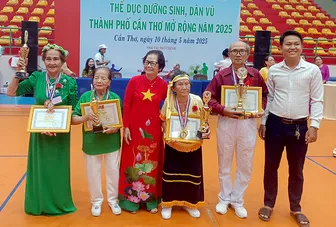 Cụ bà 83 tuổi vẫn gắn bó với thể dục dưỡng sinh, dân vũ