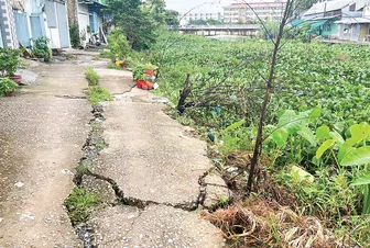 Cải tạo rạch làm nghiêng nhà dân, sụp lún đường giao thông, chậm khắc phục