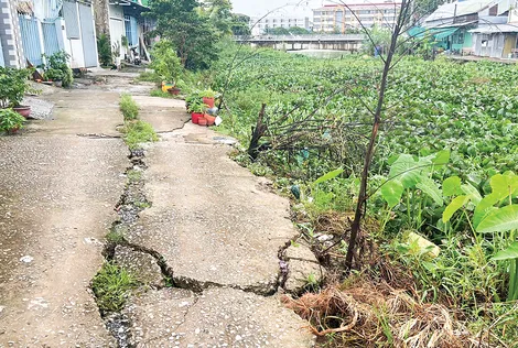 Cải tạo rạch làm nghiêng nhà dân, sụp lún đường giao thông, chậm khắc phục