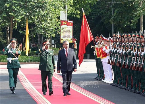 Party General Secretary presents Ho Chi Minh Order to Military Region 1