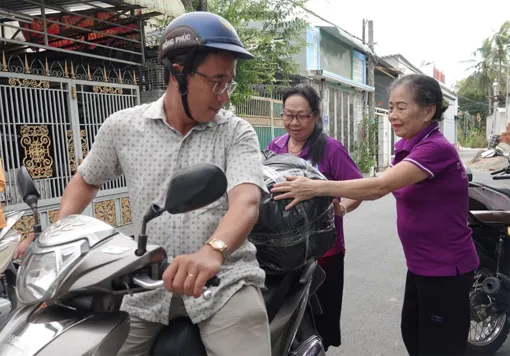 Tấm áo nghĩa tình gửi bà con vùng bão lũ