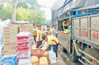Những chuyến xe nghĩa tình hướng về vùng bão lũ
