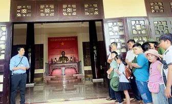 Hành quân về nguồn, tặng quà người dân hoàn cảnh khó khăn