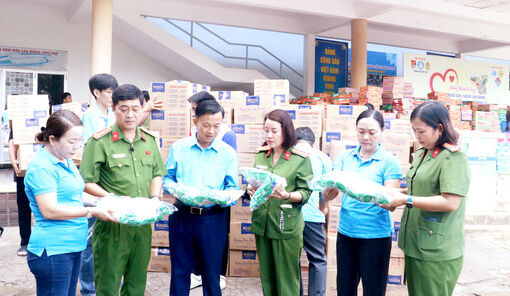 ចេញដំណើរឧបត្ថម្ភជនរួមជាតិតំបន់ទឹកជំនន់ខេត្តថាយង្វៀង ចេញដំណើរឧបត្ថម្ភជនរួមជាតិតំបន់ទឹកជំនន់ខេត្តថាយង្វៀង