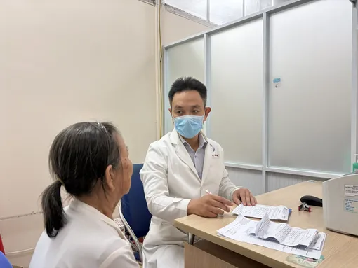 Ngừa nguy cơ khiến phụ nữ mãn kinh bị gãy xương