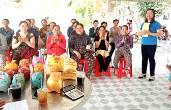 ក្រុម​នារី​ខ្មែរ​ជា​មួយ​ទម្រង់​ “ច្នៃ​សំរាម​ទៅ​ជា​ប្រាក់”