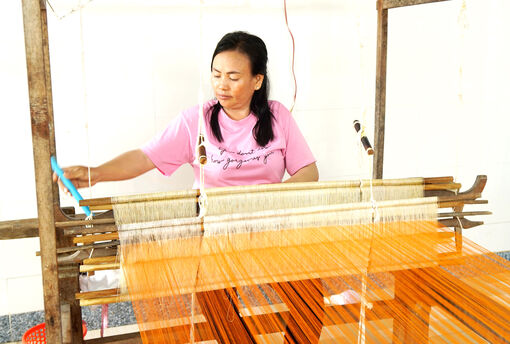 រក្សា​មត៌ក​ត្បាញ​ហូល​ប្រ​ពៃ​ណី​នៅ​ឃុំ​អាង​កឺ