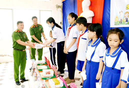 ប្រ​សិទ្ធ​ភាព​ទម្រង់​ប្រ​ជា​ចលនា​ប៉ិន​ប្រ​សប់​ "បេះ​ដូង​តូច​" រីក​សាយ​ភាយ​សេចក្តី​ស្រ​ឡាញ់​