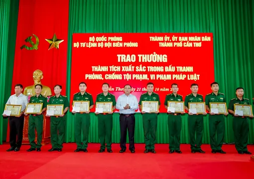 Khen thưởng tổ chức, cá nhân đạt thành tích xuất sắc trong phòng, chống tội phạm