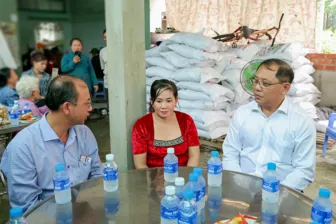 Lãnh đạo thành phố thăm gia đình 2 cháu bé tử vong nghi do điện giật khi vào công viên chơi lúc ngập nước