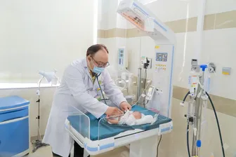 14 ngày đêm cật lực cứu em bé sinh non nguy kịch