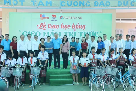 Agribank Chi nhánh Phú Nhuận phối hợp cùng Báo Tuổi trẻ trao học bổng "Gieo mầm tri thức" tại tỉnh Vĩnh Long Agribank Chi nhánh Phú Nhuận phối hợp cùng Báo Tuổi trẻ trao học bổng "Gieo mầm tri thức" tại tỉnh Vĩnh Long