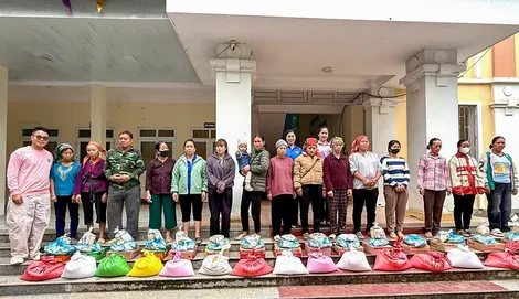 Hội LHPN TP Cần Thơ trao nhu yếu phẩm hỗ trợ phụ nữ và người dân tỉnh Cao Bằng  Hội LHPN TP Cần Thơ trao nhu yếu phẩm hỗ trợ phụ nữ và người dân tỉnh Cao Bằng