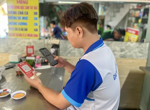 Đẩy mạnh chuyển đổi số ngân hàng và thanh toán không dùng tiền mặt Đẩy mạnh chuyển đổi số ngân hàng và thanh toán không dùng tiền mặt