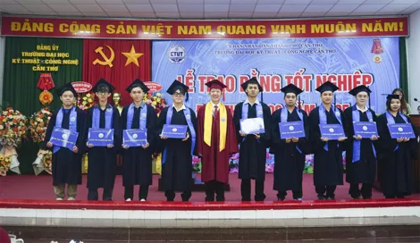 Trường Đại học Kỹ thuật - Công nghệ Cần Thơ trao bằng tốt nghiệp cho tân kỹ sư, cử nhân Trường Đại học Kỹ thuật - Công nghệ Cần Thơ trao bằng tốt nghiệp cho tân kỹ sư, cử nhân