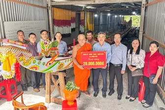 Thăm hỏi, động viên và hỗ trợ các đội ghe Ngo xã Thuận Hòa