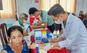 Tặng quà, tầm soát bệnh cho phụ nữ khó khăn xã Đông Phước