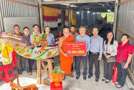 Thăm hỏi, động viên và hỗ trợ các đội ghe Ngo xã Thuận Hòa