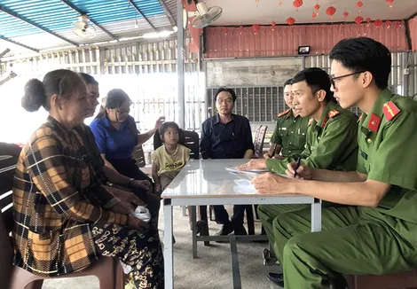 An Giang: Bé gái bị đánh vì cha không gửi tiền đều đặn cho người chăm sóc An Giang: Bé gái bị đánh vì cha không gửi tiền đều đặn cho người chăm sóc