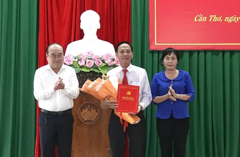 Công bố các quyết định về công tác cán bộ tại Cơ quan Ủy ban MTTQVN TP Cần Thơ Công bố các quyết định về công tác cán bộ tại Cơ quan Ủy ban MTTQVN TP Cần Thơ