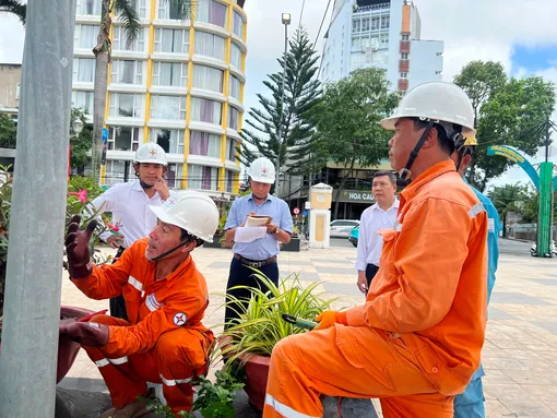 Kiểm tra an toàn điện tại các tuyến đường, khu vực bị ngập do triều cường dâng và mưa lớn