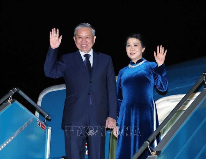 Party General Secretary leaves Hanoi for official visit to UK